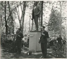 Pomník Julia Fučíka od sochaře M. Šonky na promenádě ve Františkových lázních v roce 1964.