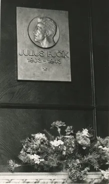 Odhalení plakety Julia Fučíka v Praze Vokovicích v roce 1983.