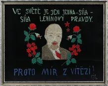 Výšivka amatérské autorky je příkladem jednotlivých osobních invencí dobového prokazování úcty lidu V.I. Leninovi. Velmi často je tato tvorba zachována v kolekcích darů věnovaným osobnostem a institucím.