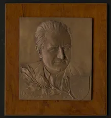Dar K. Gottwaldovi; Karel Samohrd, plaketa s portrétem K. Gottwalda, 1947, bronz na dřevěné desce, 63 × 56 × 5 cm, Národní muzeum, H11U-1205; sken: G. Hrzánová, 2021.