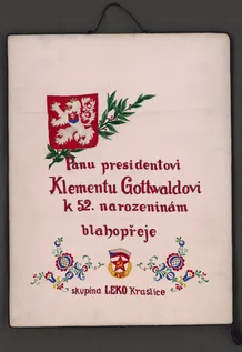 podnik LEKO (pracoviště Kraslice), Výšivka s blahopřáním k narozeninám K. Gottwalda; 1948; textil, dřevo; 64 × 50 × 1 cm.