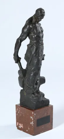 Dar K. Gottwaldovi; Ladislav Šaloun, Kovář, nedatováno, bronz, kamenný sokl, Národní muzeum, H11U-1324; foto: O. Tlapáková, 2021.