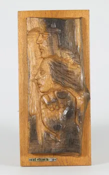 Dar K. Gottwaldovi; reliéf s portrétem muže a ženy doplněným zaťatou pěstí, dřevěný na dřevěné desce, na spodní části plechový štítek s nápisem: KSČ VČELNÁ 18.V.46, sign. na zadní straně desky: Pepík, zádlab s plíškem pro zavěšení; Národní muzeum; H11S-94; v 40 × š 19 × h 4 cm; foto: G. Hrzánová, 2020.