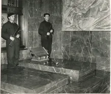 Čestná stráž u hrobu v roce 1954.